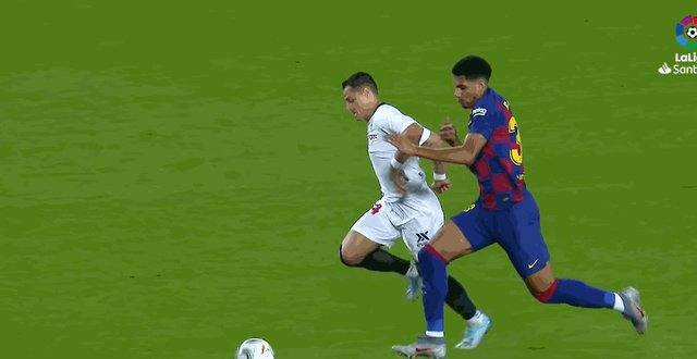 1713466013576078267.gif 阿劳霍首秀红牌.gif