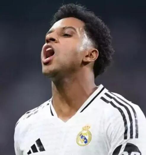 罗德里戈不满皇马处境考虑离队，自认潜力超恩德里克|足球|里昂|罗德里戈·哈维尔·德·保罗|罗德里戈·埃尔南德斯·卡斯坎特|皇家马德里_新浪体育_新浪新闻