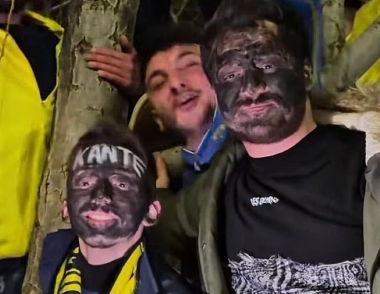 企鹅体育直播-抽象，两名费内巴切球迷欢迎坎特的时候把脸涂成了黑色